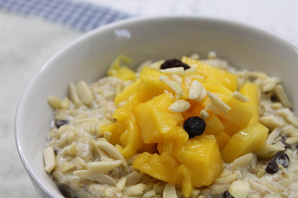 Porridge / Haferbrei mit Zimt, Mandeln und Mango - Squizzel wills wissen